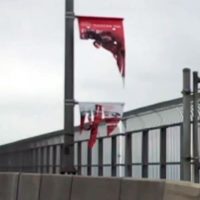 Des bannières de célébration du 150e du Canada détruites sur le pont Mercier