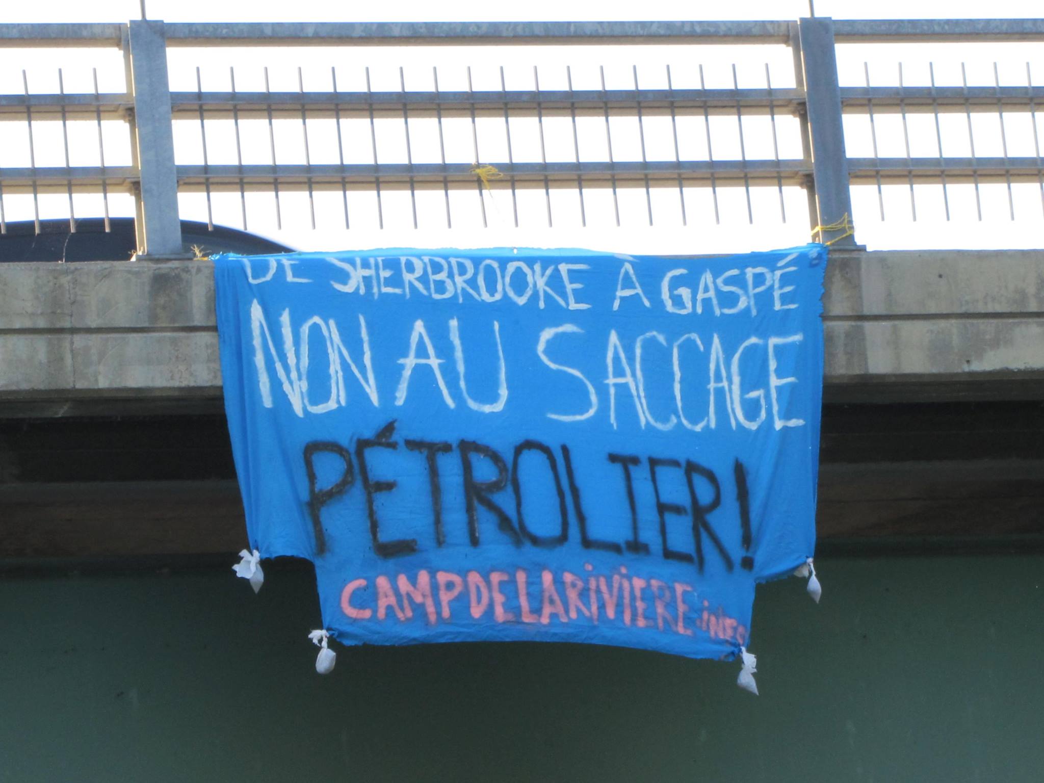 Banner drop: no to oil industry plundering